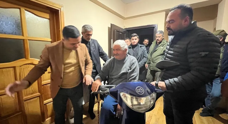 MHP Kars'tan Örnek Davranış: Engelli Vatandaşa Akülü Araç Hediye!