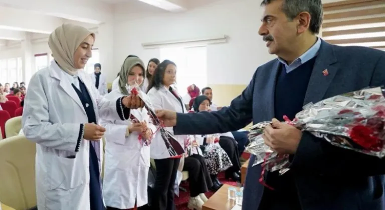 Millî Eğitim Bakanı Yusuf Tekin, Erzurum'da Kadın Öğretmenlere Çiçek Verdi