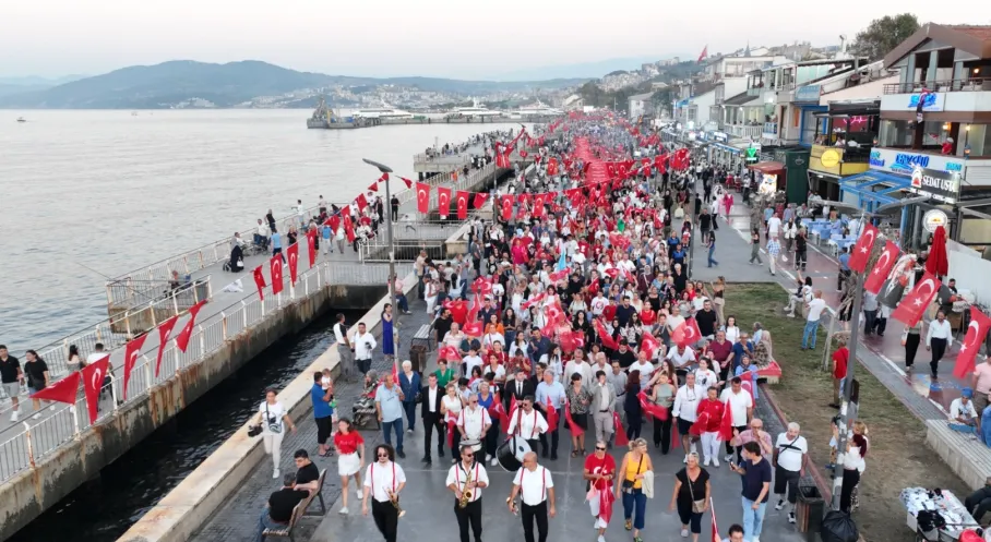 Mudanya'da 30 Ağustos Coşkusu: 'Zafer Direnenlerindir' Yürüyüşüyle Kutlandı!