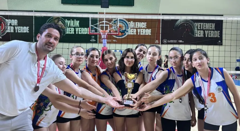Muğla'dan Voleybol Zaferi! Büyükşehir'in Gençleri Çifte Kupa Sevinci Yaşadı