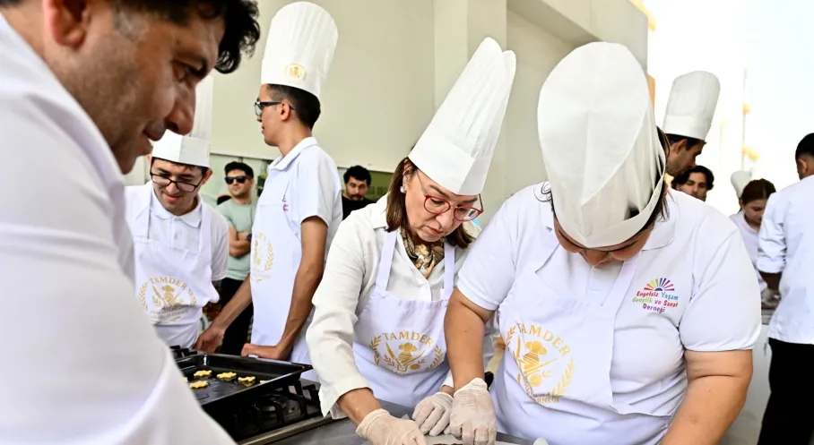 Muratpaşa'da Engelliler Haftası Coşkusu: Özel Gereksinimli Bireyler Pasta ve Pizza Şenliği'nde Kalpleri Fethetti!