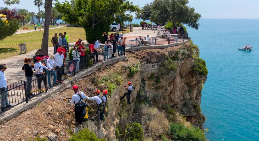 Muratpaşa Falezlerinde Emsalsiz Temizlik Harekâtı: 90 Kişilik Dev Ekip Destan Yazdı!