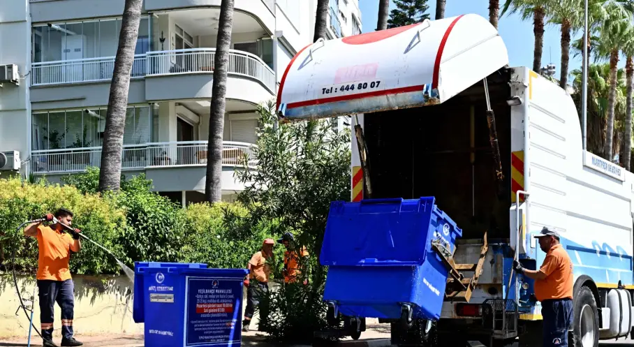 Muratpaşa’da Konteynerler Yaz Sıcaklarına Karşı Düzenli Temizleniyor