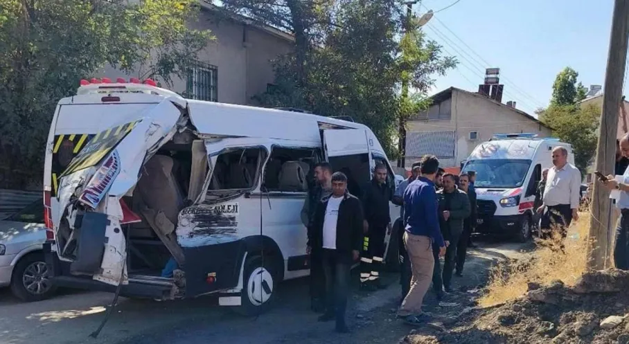 Muş'ta Tren Faciası: Okul Servisiyle Çarpışma! 17 Öğrenci Yaralı