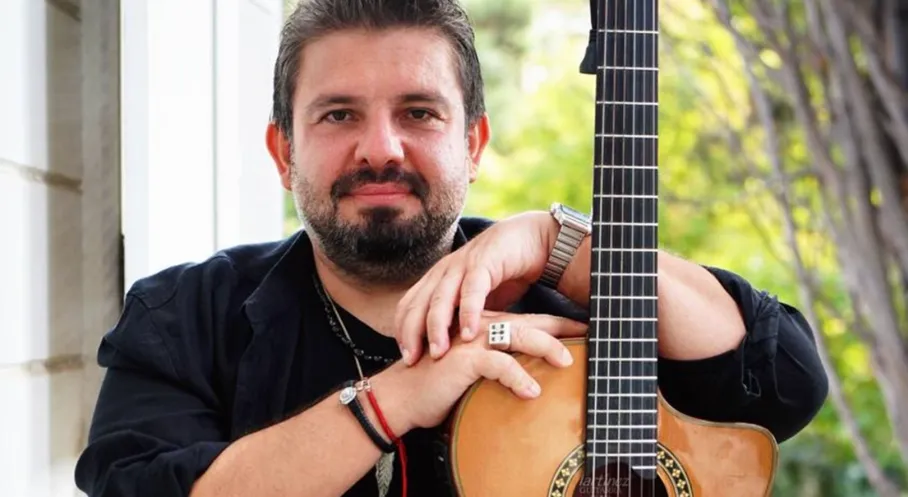 Mustafa Akay Fırtınası Esiyor: Avrupa'yı Müzikle Coşturmaya Devam Ediyor!