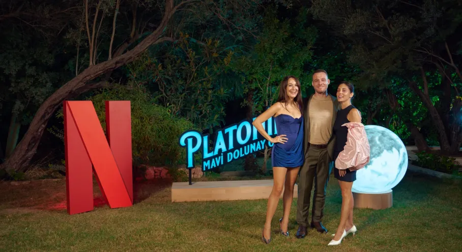 Netflix'ten Yeni Dizi Bombası: Platonik Mavi Dolunay Otel Çeşme'de Tanıtıldı!
