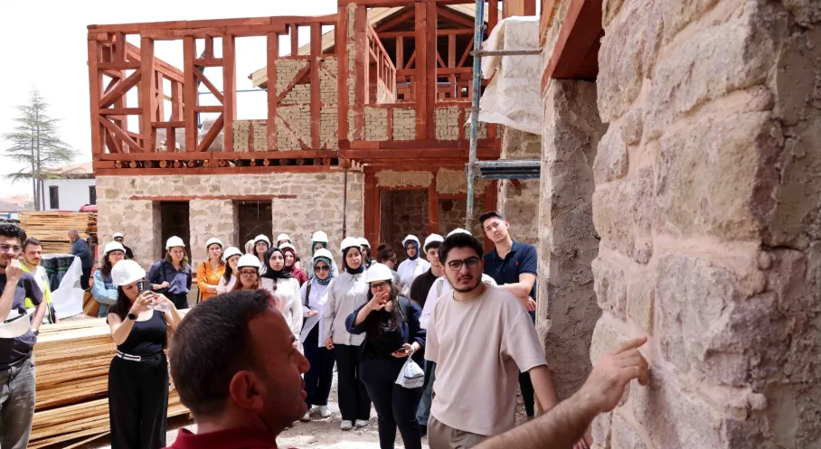 Karatay'da Tarihi Dokunuş: NEÜ'lü Mimarlar Kentsel Yenileme Projesini Sahada Deneyimledi!