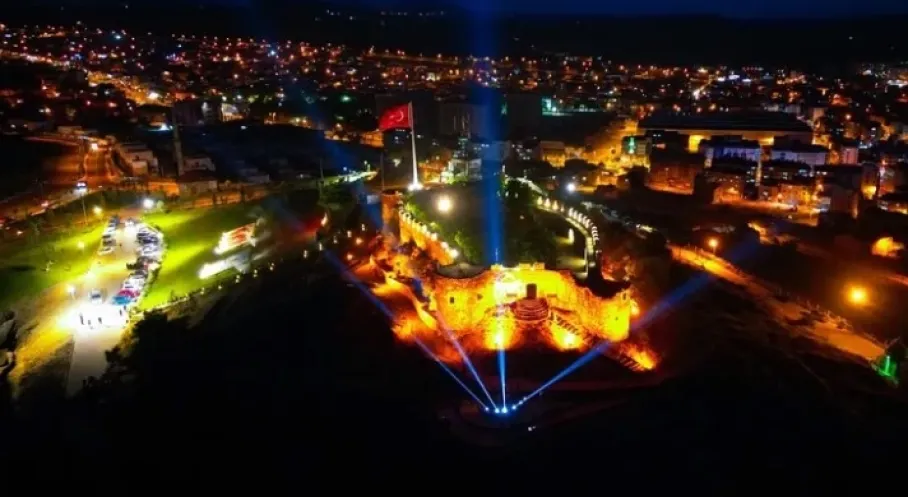 Nevşehir'de 15 Temmuz Demokrasi ve Milli Birlik Günü Coşkuyla Kutlandı! Işık Gösterisiyle Şölen Yaşandı