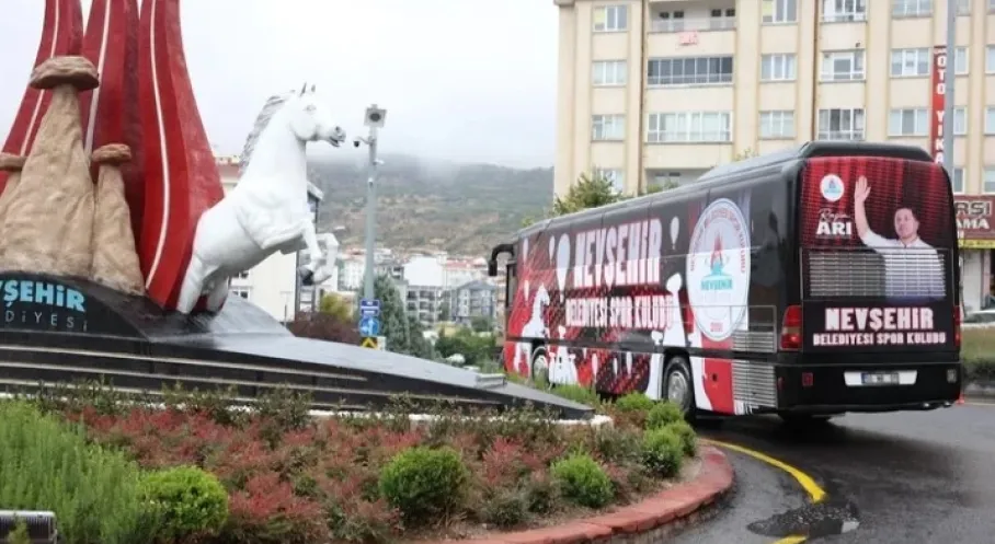 Nevşehir Belediye Başkanı Rasim Arı, SK Takım Otobüsünü Kendisi Kullandı! Şehir Turu Attı!