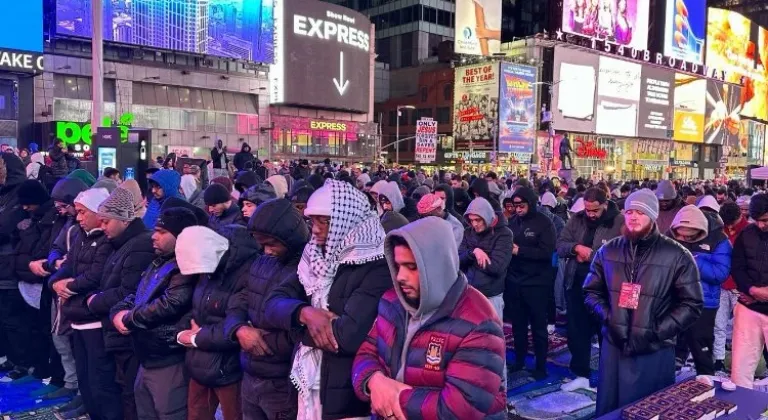New York Times Meydanı'nda Müslümanlar Teravih Namazı Kıldı