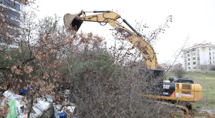 Nilüfer Belediyesi Kaçak Yapılara Göz Açtırmıyor: Balkan Mahallesi'nde Ruhsatsız Barakalar Yıkıldı!