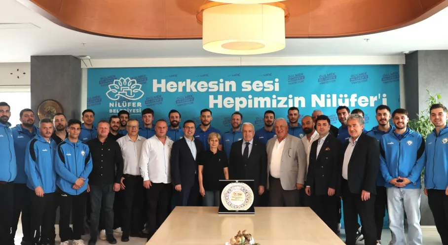 Nilüfer Belediyespor Hentbol Takımı'ndan Başkan Özdemir'e Ziyaret ve İkincilik Plaketi!