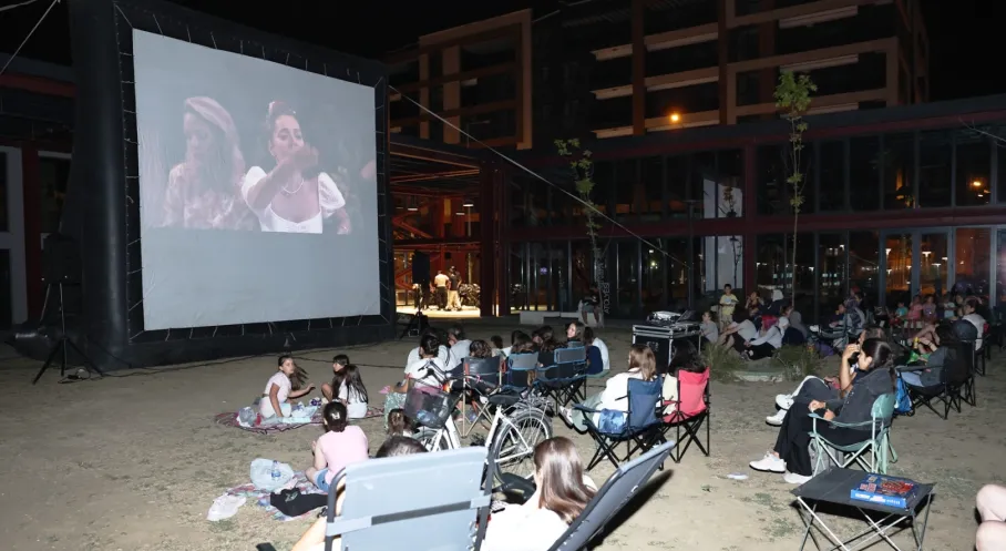 Nilüfer'de Açıkhava Sinema Keyfi: 'Bursa Bülbülü' İzleyicilerle Buluştu!