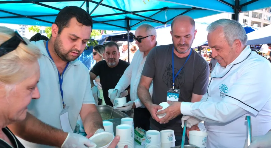 Nilüfer'de Aşure Bereketi! Başkan Özdemir Vatandaşlara Aşure İkram Etti