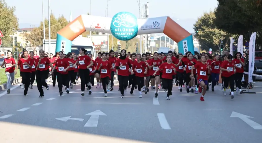 Nilüfer’de Bin 749 Öğrenci Cumhuriyet İçin Koştu
