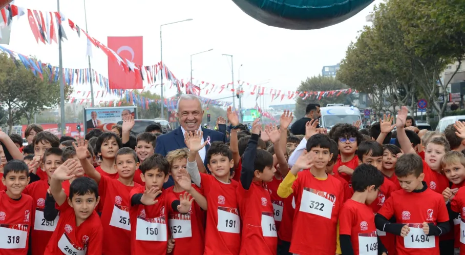 Nilüfer'de Cumhuriyet Coşkusu: Binlerce Öğrenci Koşarak Kutladı!