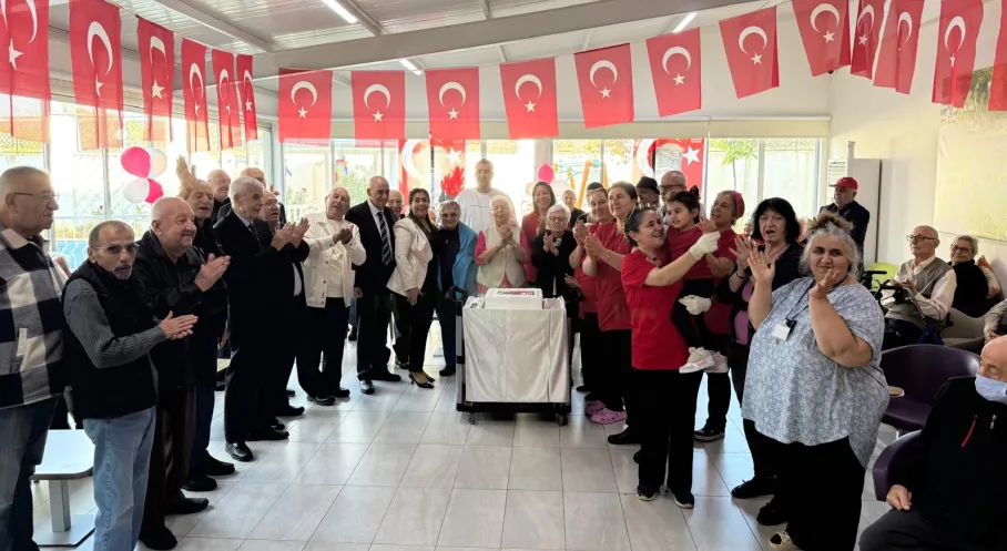 Nilüfer'de Cumhuriyet Coşkusu! Huzurevleri Bayram Sevinciyle İnledi
