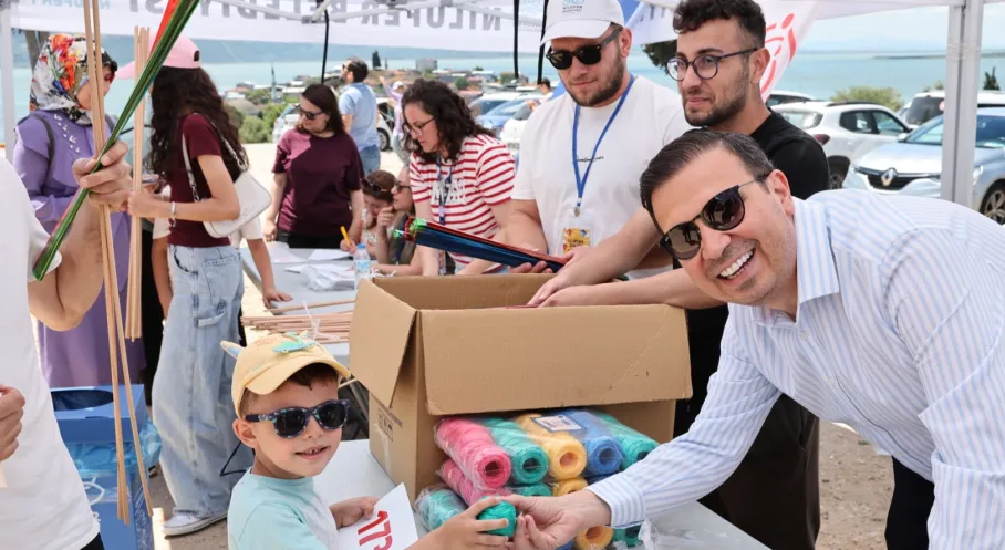 Nilüfer'de Gökyüzü Şöleni: Yüzlerce Uçurtma Gölyazı'yı Coşturdu!