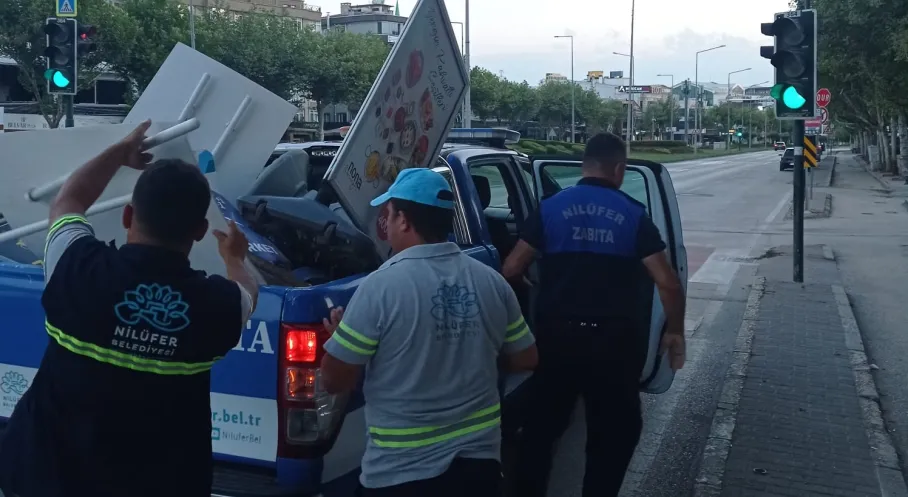 Nilüfer'de Göz Alıcı Temizlik: Zabıta Tabelaları Sökerek Görsel Kirliliğe Son Verdi!