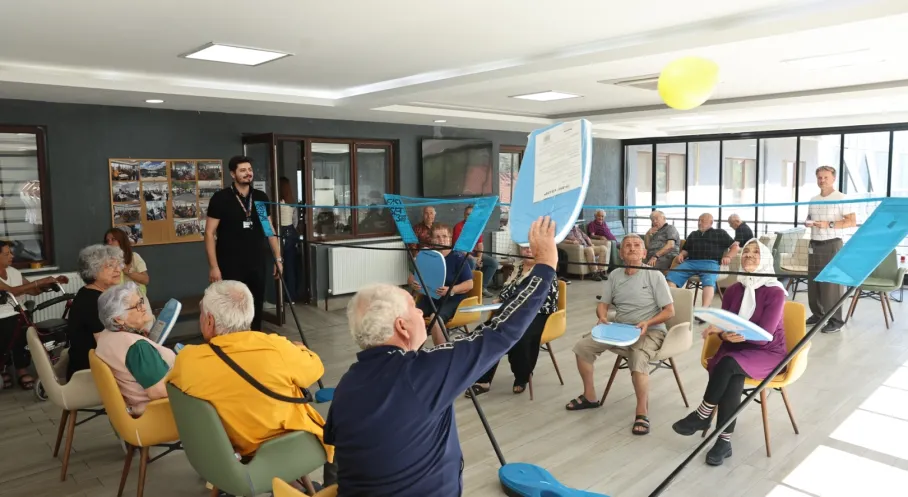 Nilüfer'de Huzurevi Sakinleri Balon Voleybolu ile Coştu! İşte O Anlar