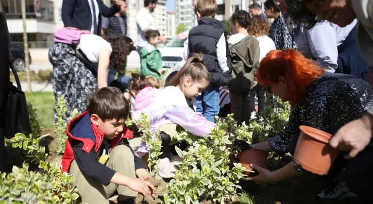 Nilüfer'de Minik Ellerden Yeşil Dokunuş: 23 Nisan Parkı Çiçek Açtı!