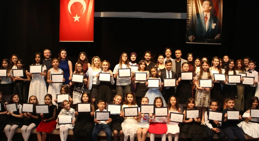 Nilüfer'de Müzik Şöleni Başladı! Yıl Sonu Konserleri Coşkuyla İzlendi