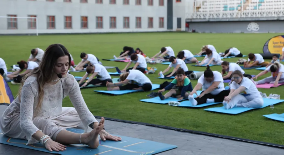 Nilüfer'de Sağlıklı Yaşlanmanın Sırrı Yogada: Uluslararası Gün Rekor Katılımla Kutlandı!