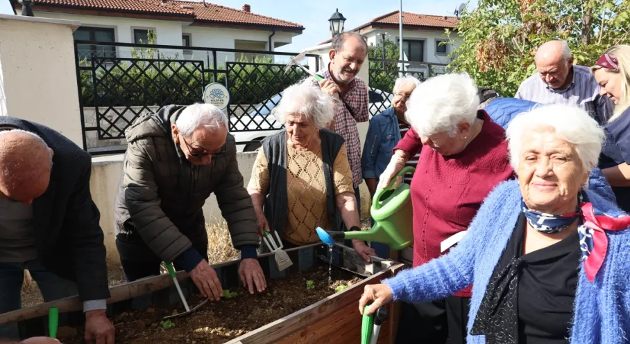 Nilüfer'de Yaşlılar Toprağa Can Verdi! Huzurevi Sakinlerinden Anlamlı Etkinlik