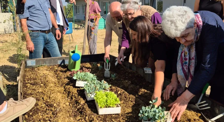Nilüfer'den Umut Yeşerten Etkinlik: Alzheimer Günü'nde Anlamlı Fide Dikimi!