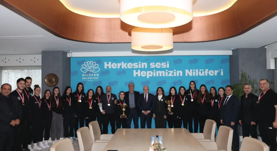 Nilüfer'in Şampiyon Kızları Bursa'yı Fethetti! Kupalar Başkan Şadi Özdemir'e Gururla Sunuldu