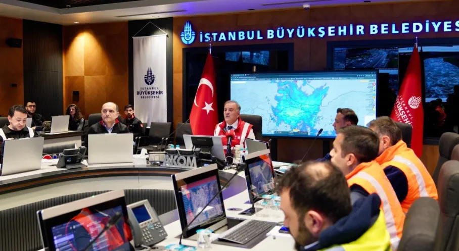İstanbul'da Sağanak Kaosu! Nuri Aslan AKOM'dan Duyurdu: Barajlar Coştu, Ekipler Teyakkuzda
