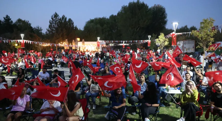 Odunpazarı'nda 30 Ağustos Coşkusu: Açık Hava Sinemasıyla Zafer Kutlaması!