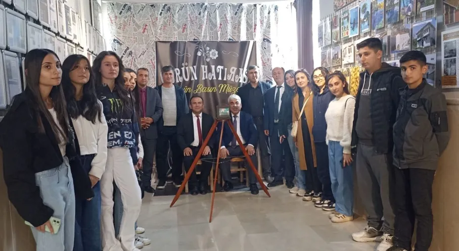 Öğrencilerden Attilâ İlhan'a Saygı Duruşu: 100. Yaş Anısına Anlamlı Ziyaret!