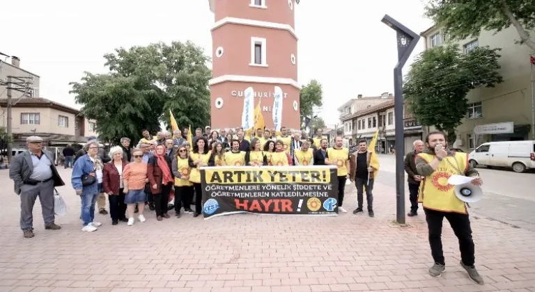 Öğretmene şiddete düdüklü alkışlı protesto