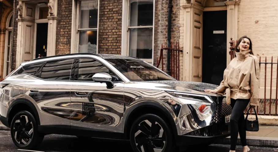 OMODA 7, Londra Moda Haftası 2026'ya Damga Vurdu: Otomotiv ve Moda Dünyası Tek Bir Çatı Altında Buluştu!