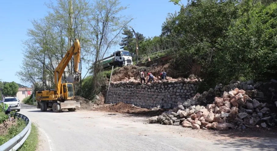 Ordu Çamaş'ta Ulaşım Güvende: Büyükşehir Belediyesi'nden Taş Duvar Hamlesi!