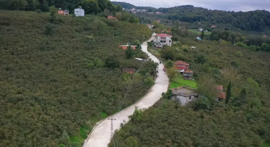Ordu Ünye’de 1,8 Kilometrelik Yolda Beton Çalışması Sürüyor