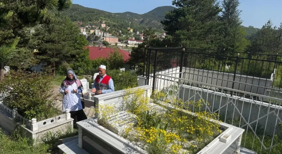 Ordu'da Bayram Öncesi Anlamlı Hareket: Büyükşehir'den Kabir Ziyaretçilerine Çiçek Fidesi Sürprizi!