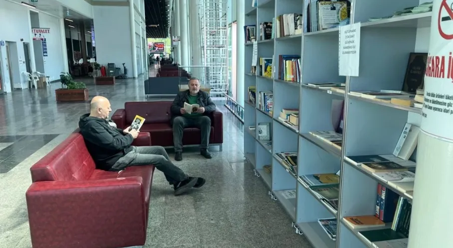 Ordu'da Otobüs Beklerken Kitap Keyfi: Şehirlerarası Terminallere Kütüphane!