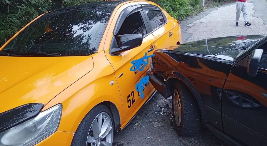 Ordu'da Tehlikeli Yokuşta Kaza! Tofaş ve Taksi Çarpıştı