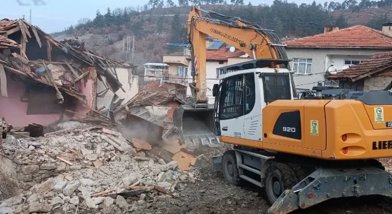 Osmangazi Belediyesi Metruk Binaları Yıkarak Vatandaşların Can Güvenliğini Sağlıyor