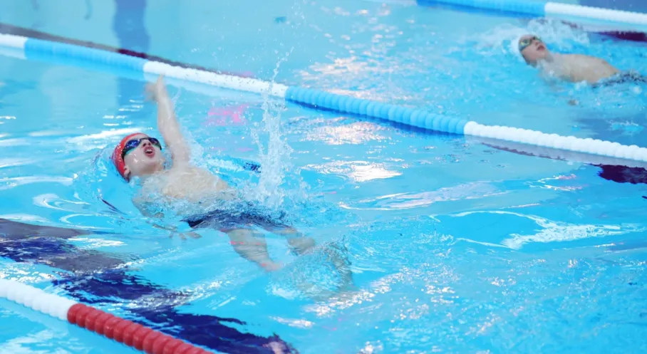 23 Nisan Coşkusu Osmangazi'de Suya Taştı: Genç Yüzücülerden Nefes Kesen Mücadele!