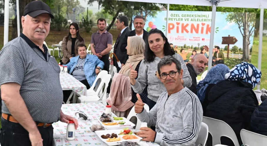 Manisa'da Yağmur Dinlemediler! Özel Gereksinimli Bireyler Ortaköy'de Coşku Dolu Piknikle Gönülleri Fethetti