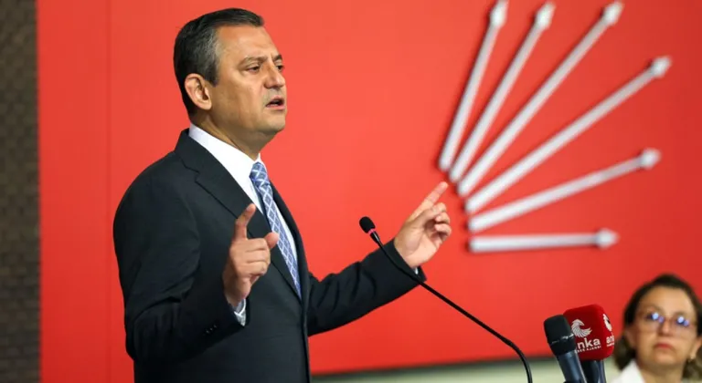 Özgür Özel: Biz Saraçhane'deyiz, milletin emaneti İBB'ye burada sahip çıkacağız