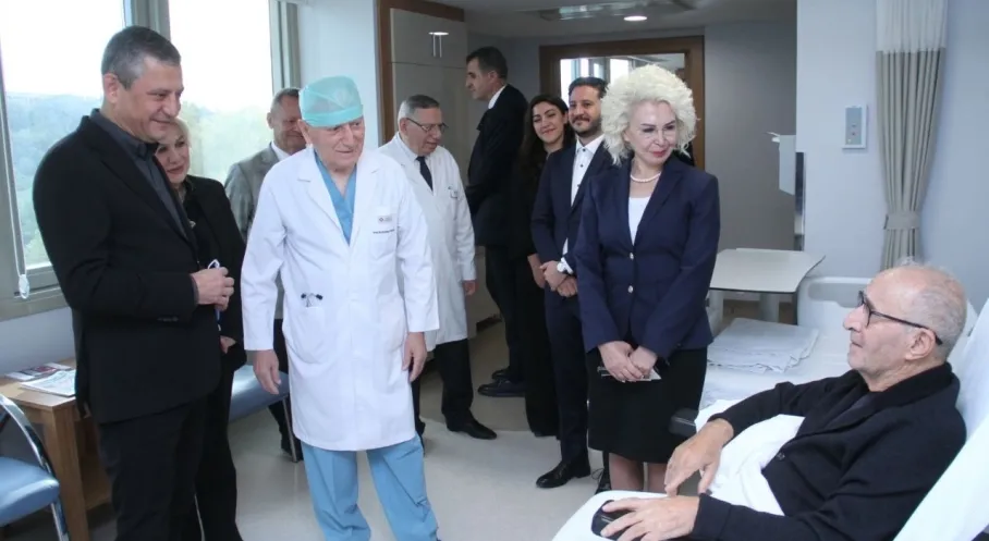 Özgür Özel'den Mehmet Haberal'a Övgü: 'Türkiye'nin Onuru!'