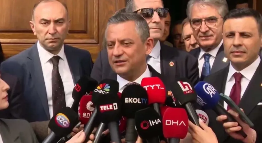 Özgür Özel'den Sokak Hayvanları Yasası Tepkisi: 'Cinayet İşlemeyiz!'