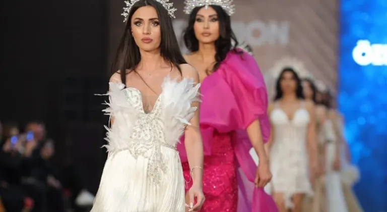 Özlem Değirmen’in Şıklığı Fashion Week Türkiye’de Parladı