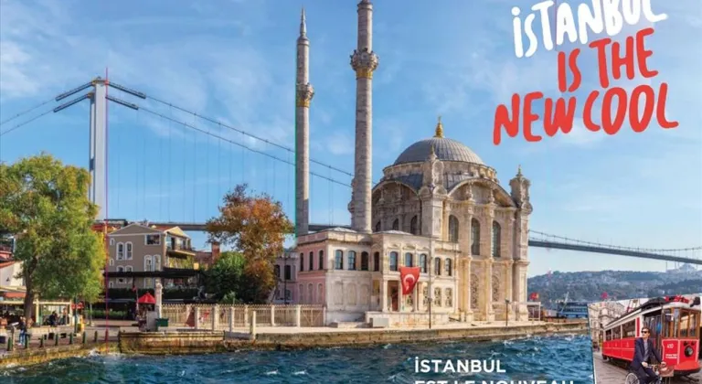 Paris'te İstanbul Rüzgarı: Champs-Élysées Cadde'sinde Dev İstanbul Temalı Afiş Sergilendi!