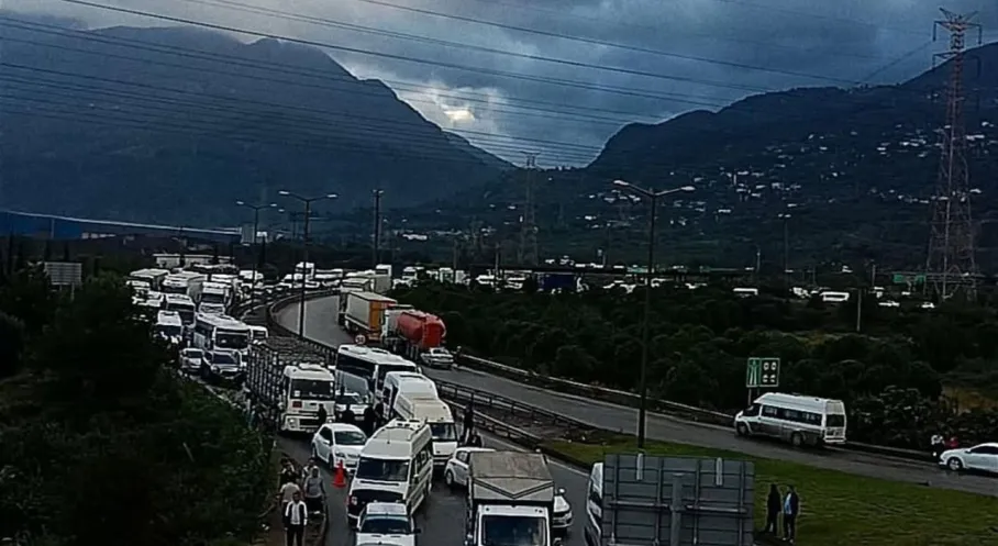 Payas-Adana Otoyolunda Sel Felaketi! Trafik Tek Şeritten İlerliyor