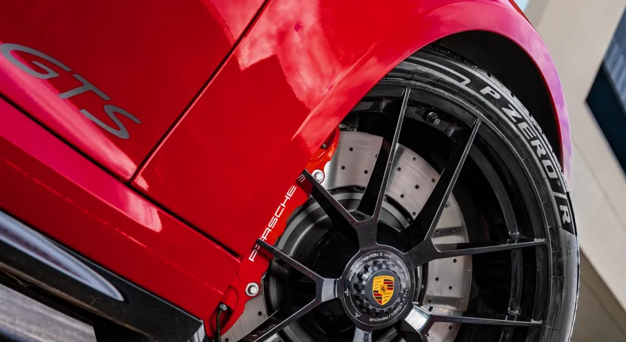 Pirelli'den Porsche 911 GTS'ye Özel Hibrit Lastik!